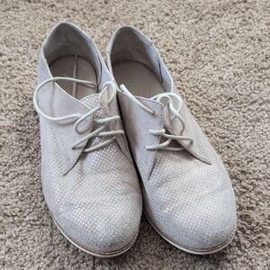 Kelly & Katie Lace-Up Oxfords in Light Taupe with Sparkle, Sz 7.5